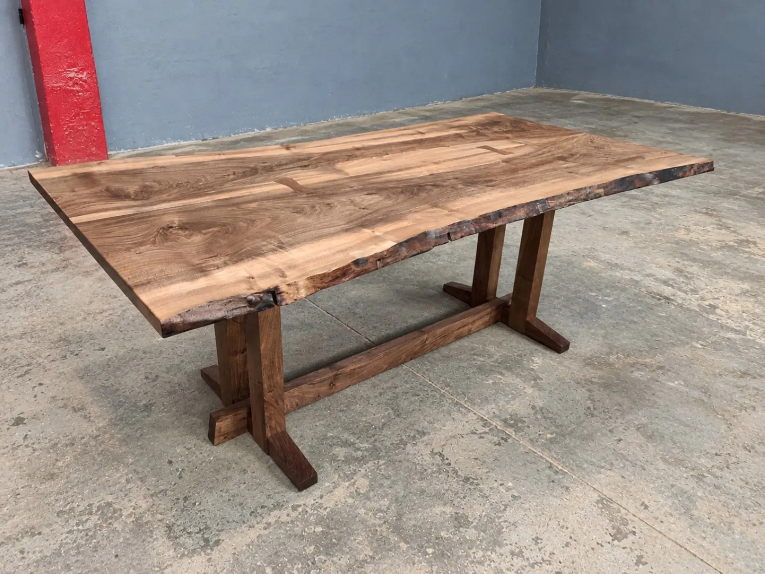 Mesa en nogal español